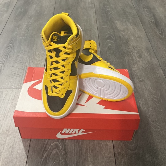 WMNS NIKE DUNK HIGH UP - Picture 4 of 11